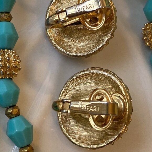 TRIFARI FAUX TURQUOISE BEADED CLIP EARRINGS & MULTI-STRAND NECKLACE - Picture 11 of 11